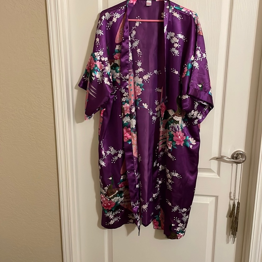Silk purple open robe from Hong Kong. MIDI length and 3/4 sleeves.